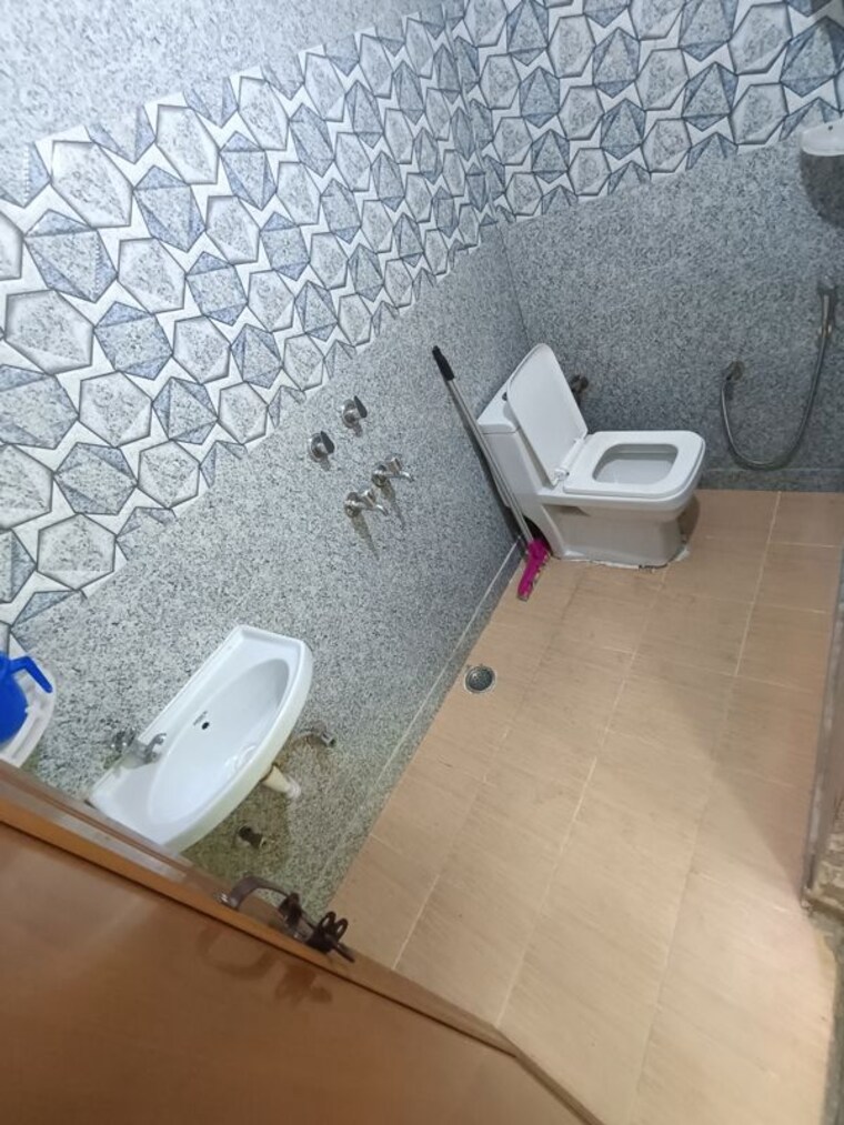 Bathroom, malviya nagar 2 Bedroom 1000 Sq.Ft. Builder Floor In Malviya Nagar Delhi 10249544
