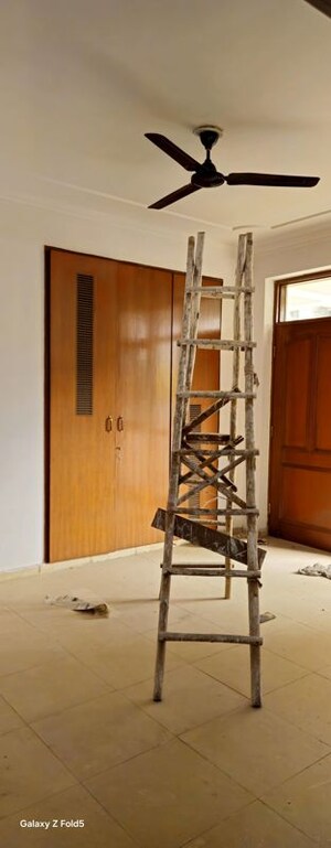 Room in 3.5 BHK Apartment at Sector 12 Dwarka – for Rent