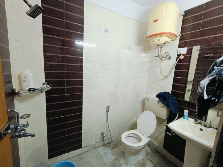 Bathroom, malviya nagar 2 Bedroom 1000 Sq.Ft. Builder Floor In Malviya Nagar Delhi 10249571
