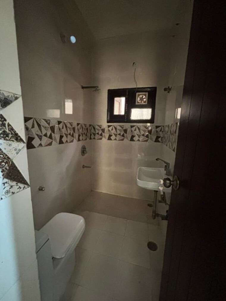 Bathroom, saket 5 Bedroom 2500 Sq.Ft. Apartment In Saket Delhi 10234938