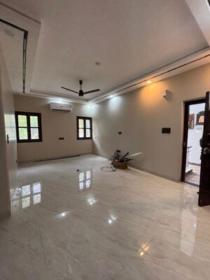 Room in 5 BHK Apartment at Saket – for Rent