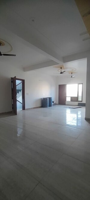 Room in 4 BHK Builder Floor at Sector 85 – for Rent
