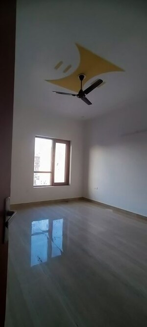 Room in 4 BHK Builder Floor at Sector 85 – for Rent