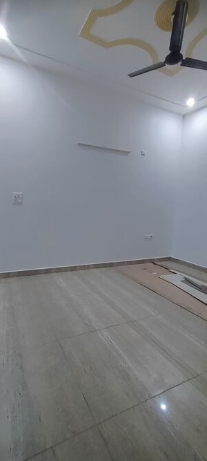 Room in 4 BHK Builder Floor at Sector 85 – for Rent