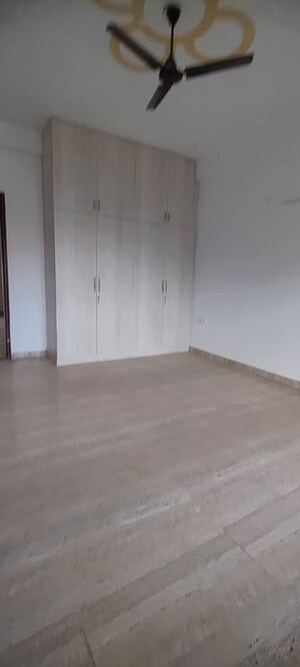 Room in 4 BHK Builder Floor at Sector 85 – for Rent