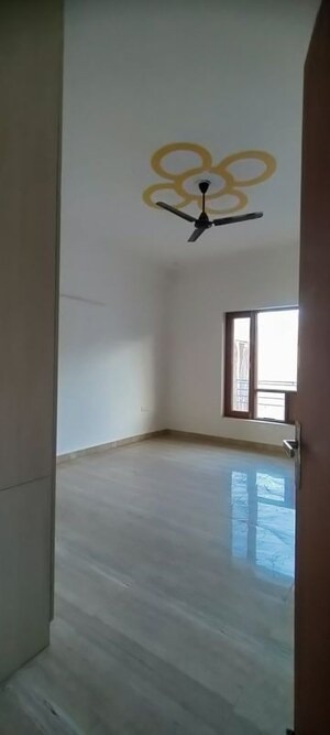 Room in 4 BHK Builder Floor at Sector 85 – for Rent