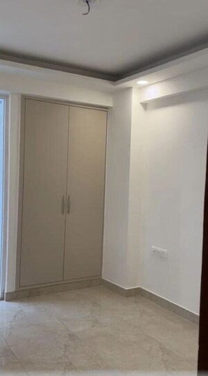 Room in 2 BHK Apartment at Nimbus Express Park View - II, Chi V Greater Noida – for Rent