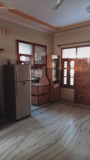 Room in 3 BHK Builder Floor at Pla – for Rent