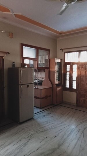 Room in 3 BHK Builder Floor at Pla – for Rent