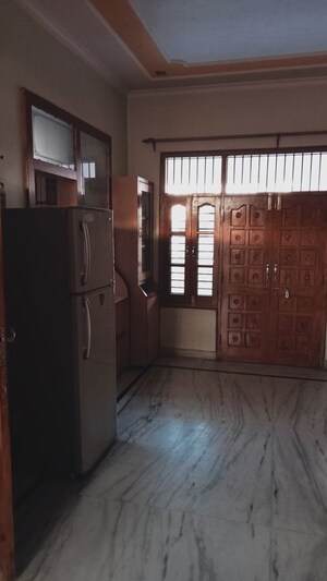 Room in 3 BHK Builder Floor at Pla – for Rent