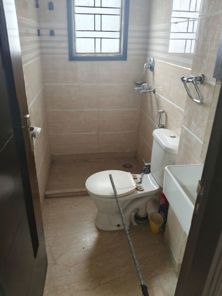 Bathroom, paschim vihar 3 Bedroom 125 Sq.Yd. Builder Floor In Paschim Vihar Delhi 10249758