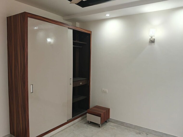 Room, paschim vihar 3 Bedroom 125 Sq.Yd. Builder Floor In Paschim Vihar Delhi 10249758