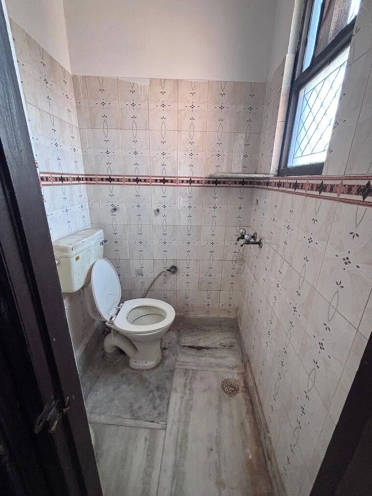Bathroom, mukherjee nagar 2 Bedroom 720 Sq.Ft. Builder Floor In Mukherjee Nagar Delhi 10249924