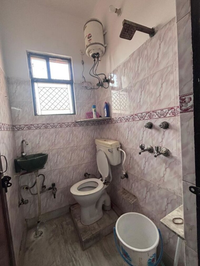 Bathroom, mukherjee nagar 2 Bedroom 720 Sq.Ft. Builder Floor In Mukherjee Nagar Delhi 10249924