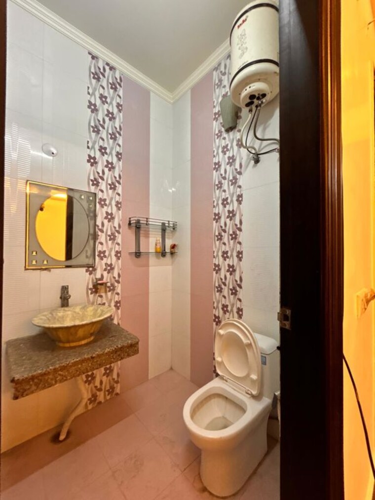 Bathroom, slf-anushree 3 Bedroom 1850 Sq.Ft. Apartment In Sector 75 Faridabad 10250008