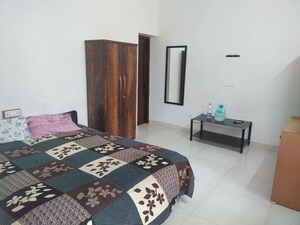 Bedroom in 2 BHK Apartment at Sector 40 – for Rent
