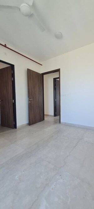 Room in 4 BHK Apartment at Sheth Avalon, Laxmi Nagar – for Rent