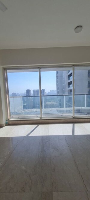 Room in 4 BHK Apartment at Sheth Avalon, Laxmi Nagar – for Rent