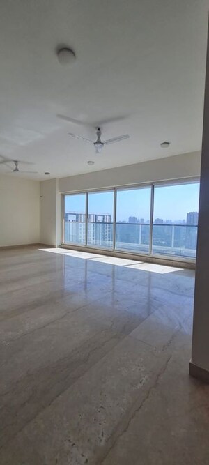 Room in 4 BHK Apartment at Sheth Avalon, Laxmi Nagar – for Rent