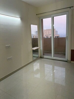 Room in 3 BHK Apartment at Tata Eureka Park, Sector 150 – for Rent