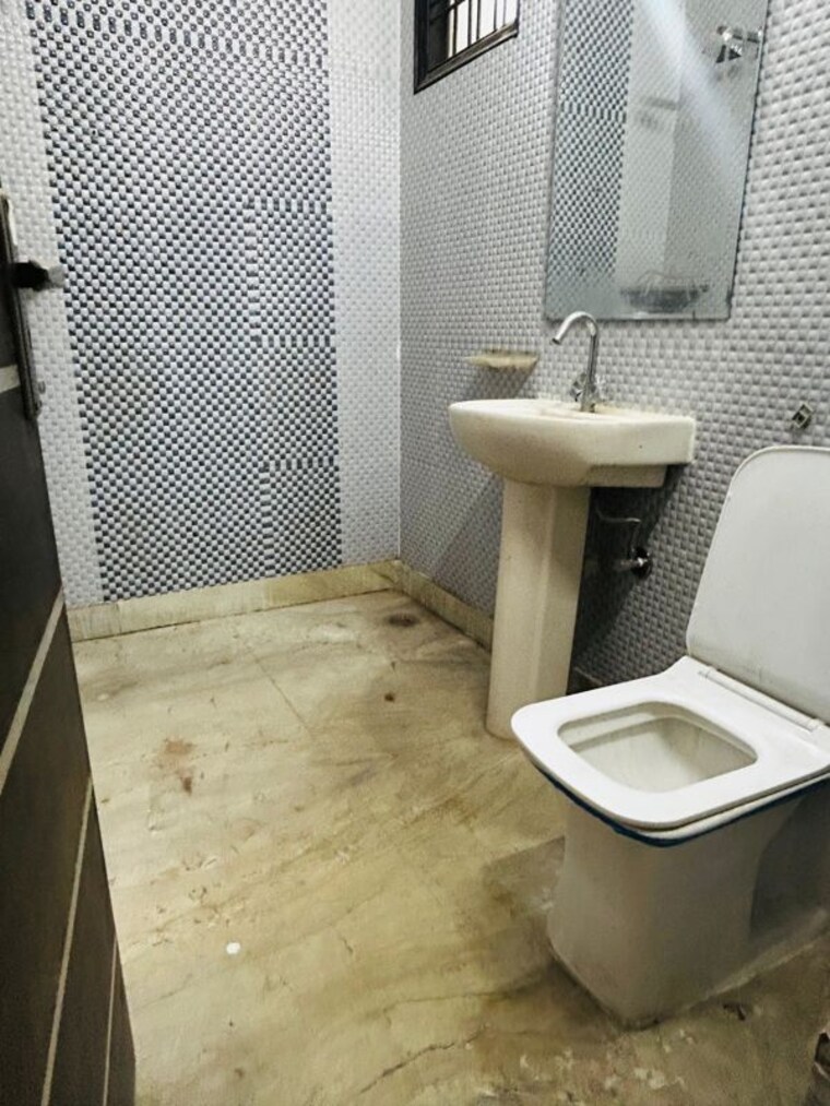 Bathroom, green fields colony 4 Bedroom 350 Sq.Yd. Builder Floor In Green Fields Colony Faridabad 10250375