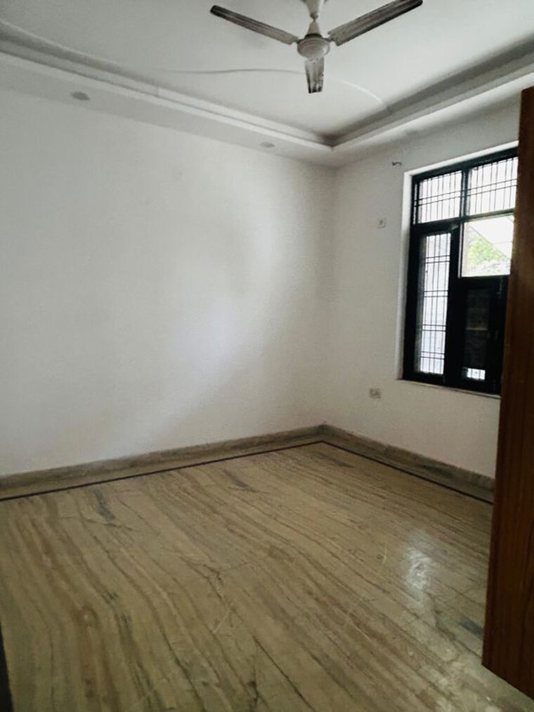 Room, green fields colony 4 Bedroom 350 Sq.Yd. Builder Floor In Green Fields Colony Faridabad 10250375