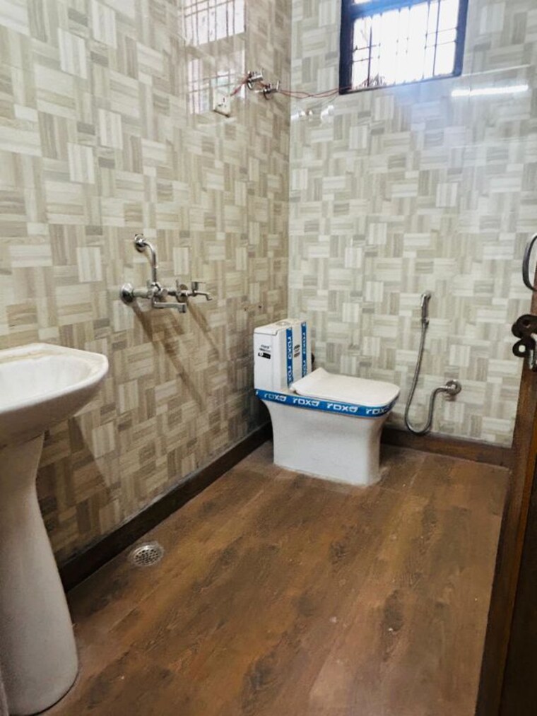 Bathroom, green fields colony 4 Bedroom 350 Sq.Yd. Builder Floor In Green Fields Colony Faridabad 10250375