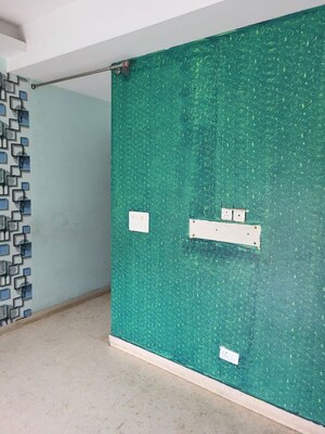 Furnished Amenities in 2 BHK Apartment at Mahagun Maple, Sector 50 – for Rent