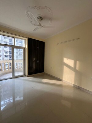 Room in 4 BHK Apartment at Amrapali Crystal Homes, Sector 76 – for Sale
