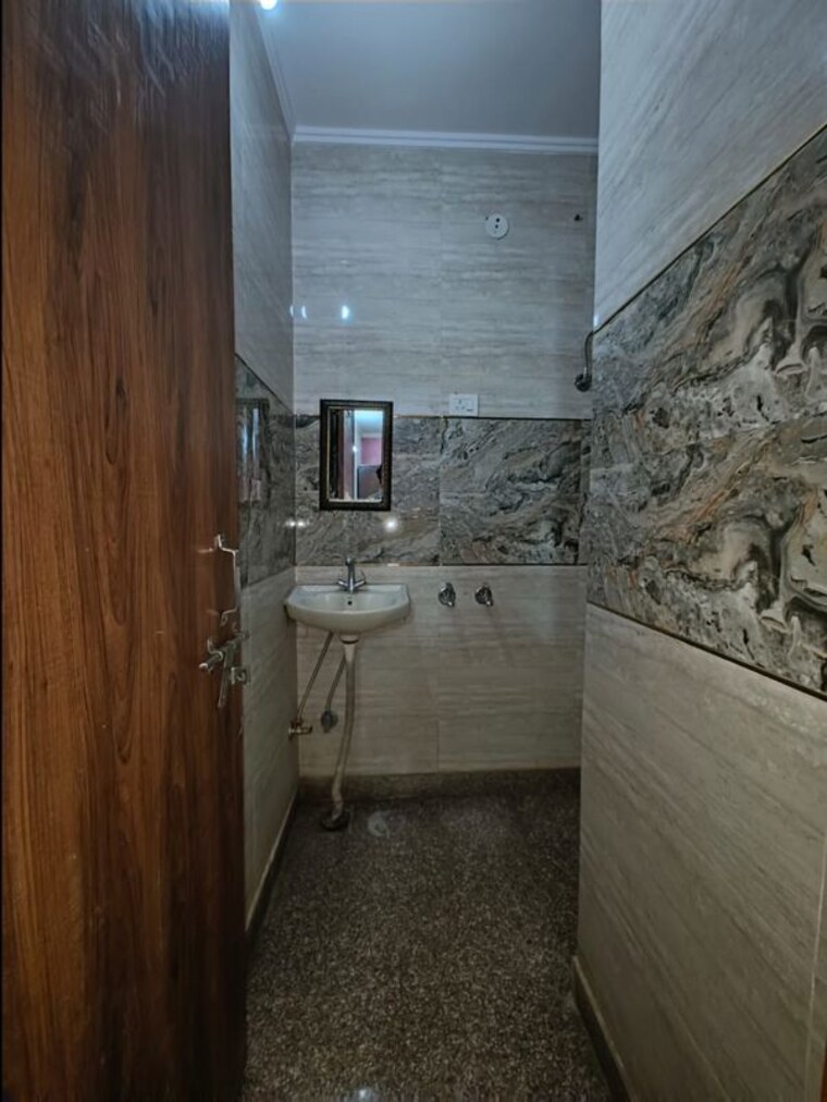 Bathroom, govindpuri 1 RK 270 Sq.Ft. Builder Floor In Govindpuri Delhi 10250393