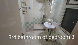 Bathroom in 4 BHK Apartment at DLF Ridgewood Estate, Dlf Phase iv – for Rent