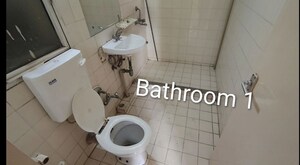 Bathroom in 4 BHK Apartment at DLF Ridgewood Estate, Dlf Phase iv – for Rent