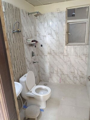 Bathroom in 3.5 BHK Apartment at Amrapali Silicon City, Sector 76 – for Rent