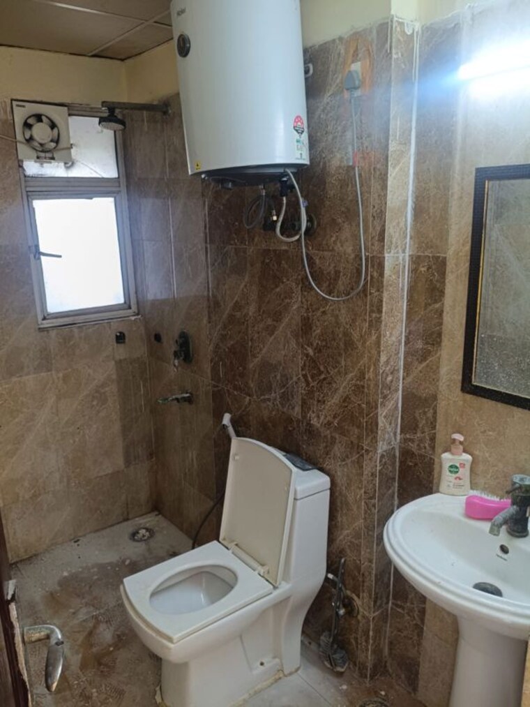 Bathroom, amrapali-silicon-city 3.5 Bedroom 1835 Sq.Ft. Apartment In Sector 76 Noida 10250449