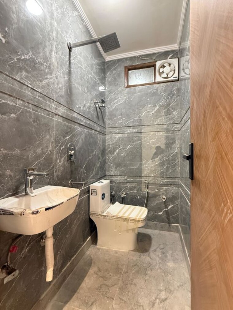 Bathroom, govindpuri 3 Bedroom 850 Sq.Ft. Builder Floor In Govindpuri Delhi 10250522