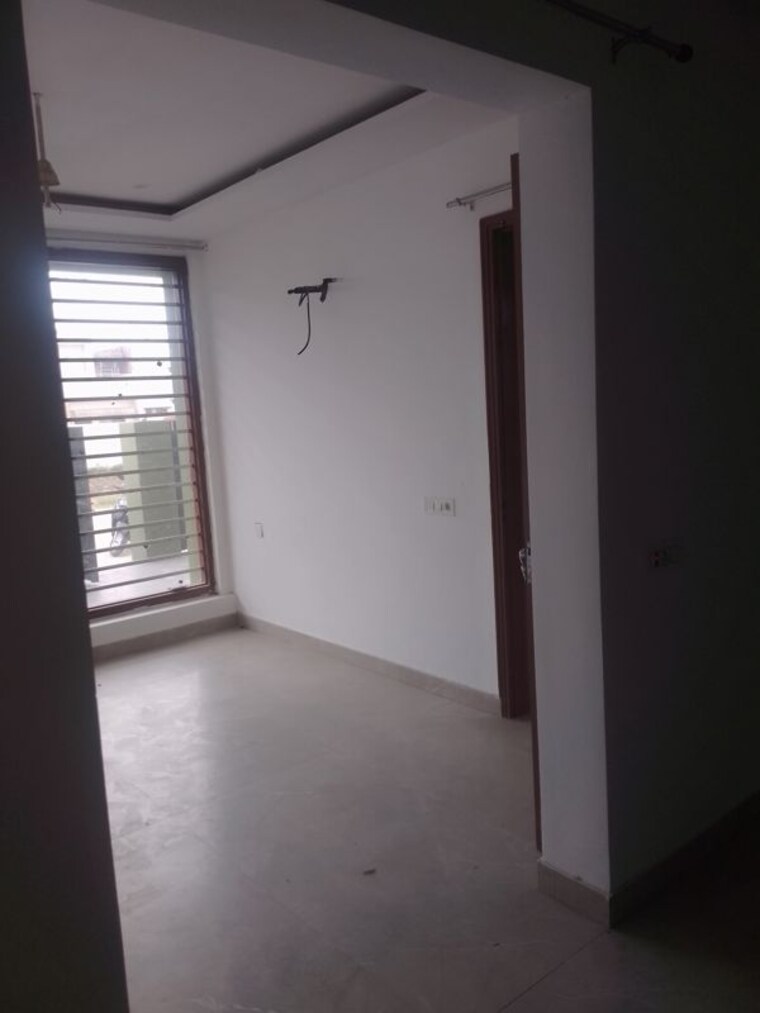 Room, ludhiana chandigarh hwy 5 Bedroom 400 Sq.Yd. Independent House In LudhianA Chandigarh Hwy Mohali 10250563