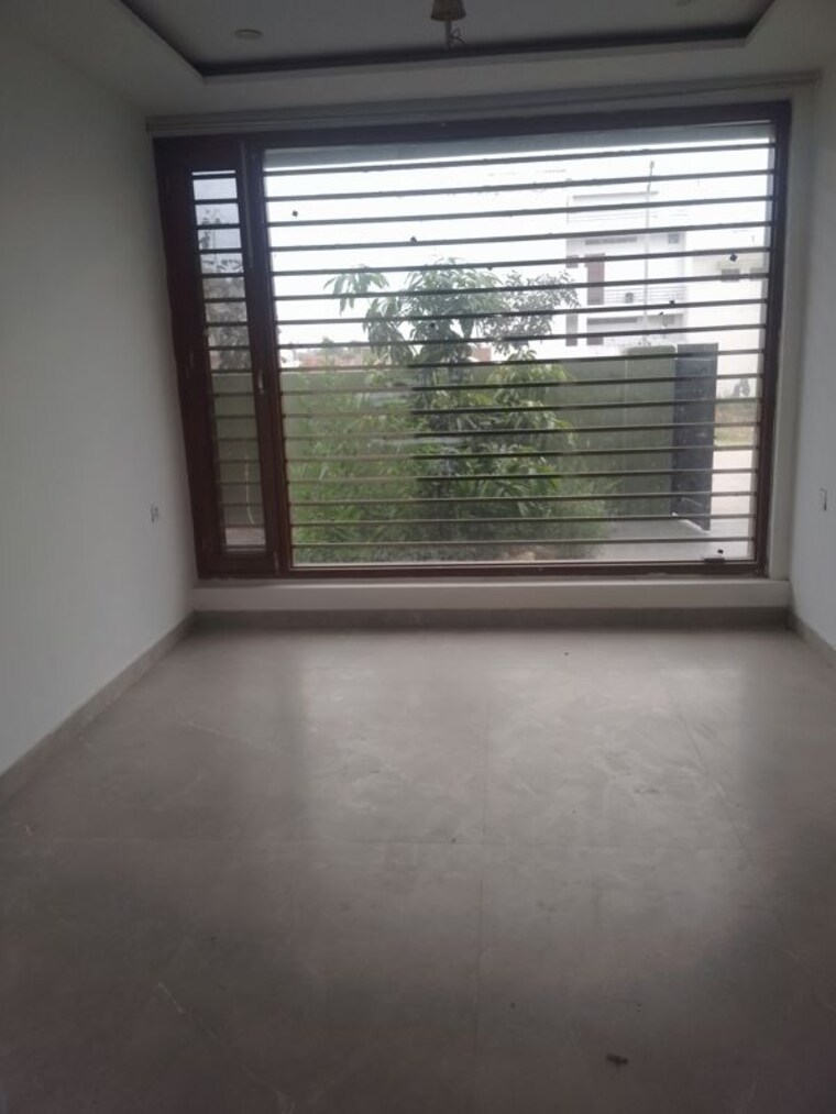 Room, ludhiana chandigarh hwy 5 Bedroom 400 Sq.Yd. Independent House In LudhianA Chandigarh Hwy Mohali 10250563