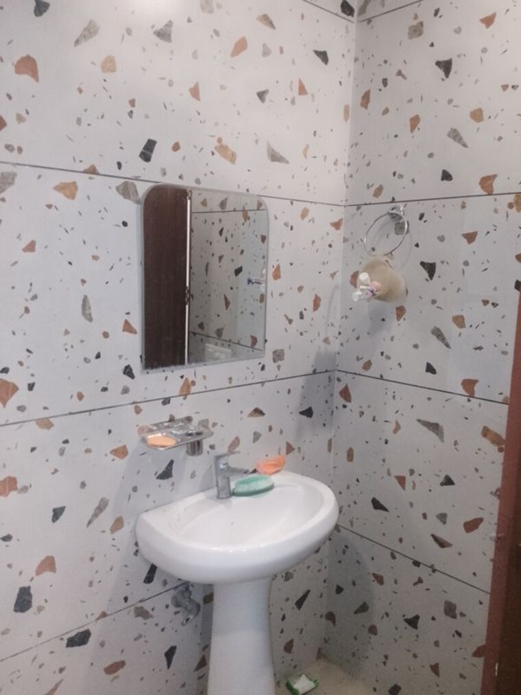 Bathroom, ludhiana chandigarh hwy 5 Bedroom 400 Sq.Yd. Independent House In LudhianA Chandigarh Hwy Mohali 10250563