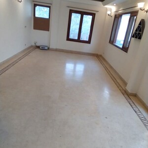 Room in 4 BHK Builder Floor at DLF Building 10, Dlf Phase ii – for Rent