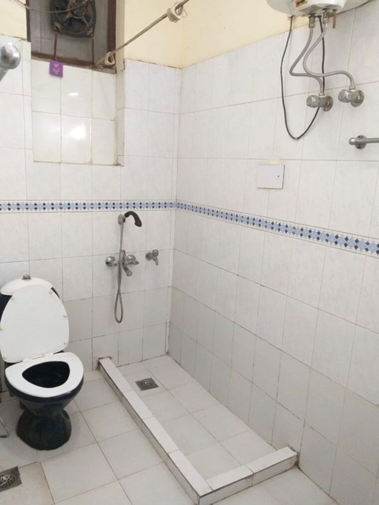 Bathroom, dlf phase i 1 Bedroom 1800 Sq.Ft. Builder Floor In Dlf Phase I Gurgaon 10250588