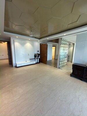 Room in 4 BHK Builder Floor at Dlf Cyber City – for Rent