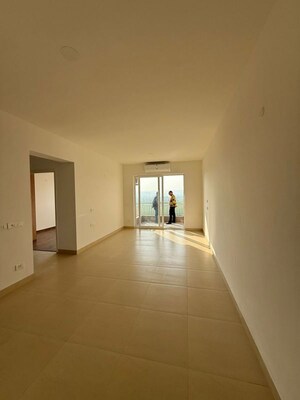 Building Lobby in 2.5 BHK Builder Floor at Central Park Flower Valley, Sector 33 – for Rent