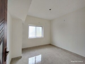 Room in 3 BHK Apartment at Kallikuppam – for Sale