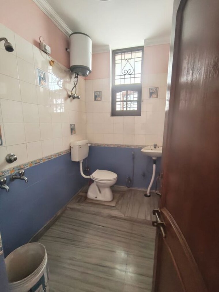 Bathroom, sector 39 2 Bedroom 1650 Sq.Ft. Builder Floor In Sector 39 Gurgaon 10250836