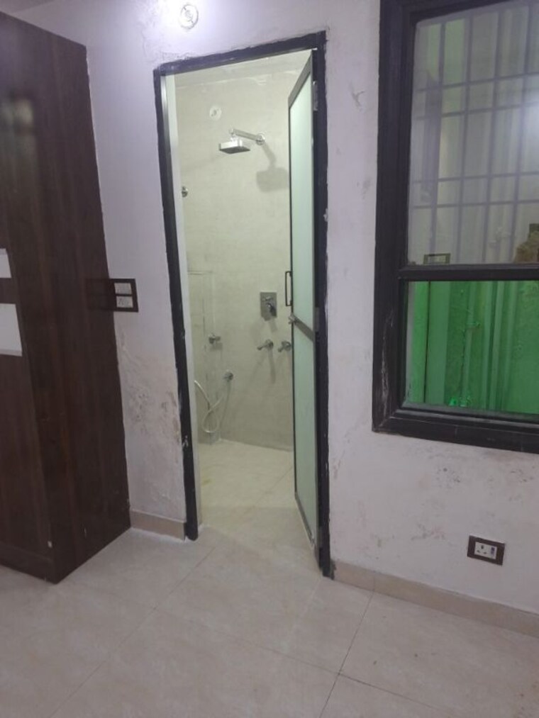 Room, west rohtash nagar 3 Bedroom 930 Sq.Ft. Builder Floor In West Rohtash Nagar Delhi 10250856