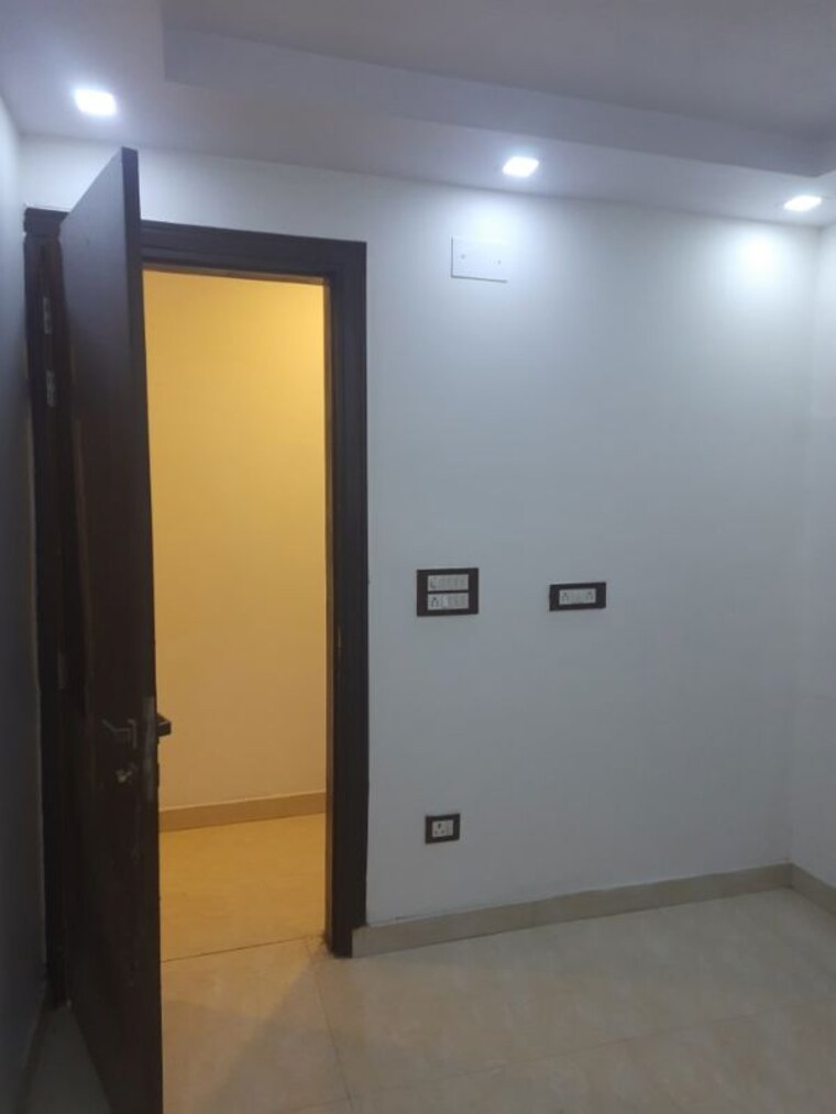 Room, west rohtash nagar 3 Bedroom 930 Sq.Ft. Builder Floor In West Rohtash Nagar Delhi 10250856