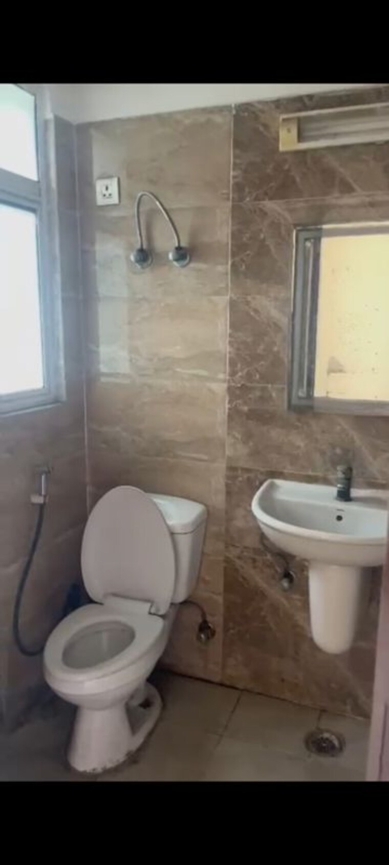 Bathroom, amrapali-princely-estate 2.5 Bedroom 1015 Sq.Ft. Apartment In Sector 76 Noida 10250847