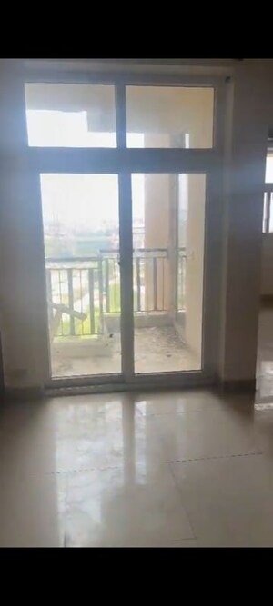 Room in 2.5 BHK Apartment at Amrapali Princely Estate, Sector 76 – for Sale