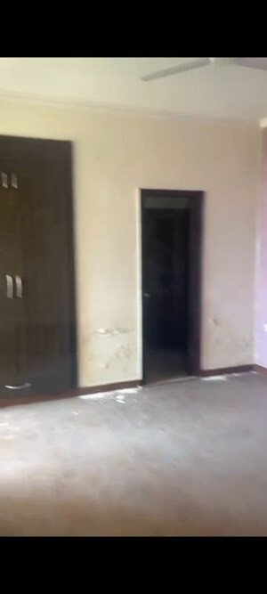 Room in 2.5 BHK Apartment at Amrapali Princely Estate, Sector 76 – for Sale