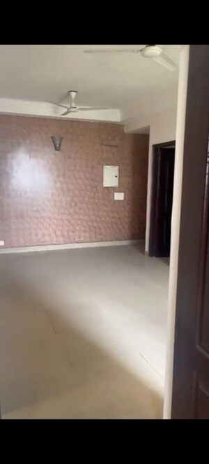 Furnished Amenities in 2.5 BHK Apartment at Amrapali Princely Estate, Sector 76 – for Sale